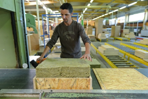 Insertion de l'isolant dans le mur bois
