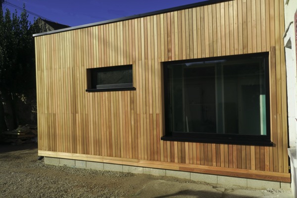 Extension en bois avec baie fixe