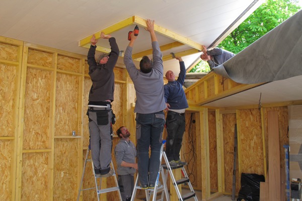 Extension en bois avec mur d'escalade