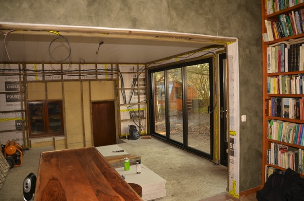 Extension en bois ouverture dans la maison